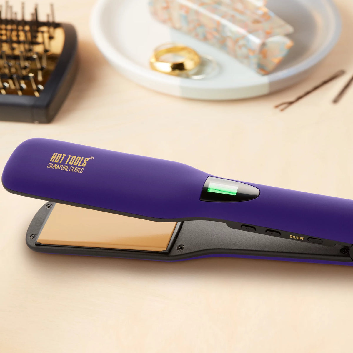 1-1/2" Ceramic Digital Flat Iron D947960